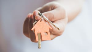 foto van een huissleutel met een huisje eraan
