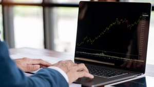 Trading chart laptop green Bitcoin koers verdedigt $94.000, XRP stijgt door ETF-nieuws