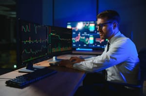 Crypto analist Crypto analist expert voor beeldscherm met grafieken