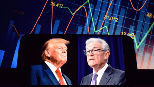 Afbeelding met Jerome Powell Donald Trump en een koersgrafiek Afbeelding met Jerome Powell Donald Trump en een koersgrafiek