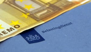 Belastingdienst brief met eurobiljet Belastingdienst brief met eurobiljet