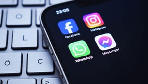 De verschillende apps van het bedrijf Meta_ Whatsapp, Instagram, Facebook en Messenger. De logo's van de apps staan op een Iphone De verschillende apps van het bedrijf Meta_ Whatsapp, Instagram, Facebook en Messenger. De logo's van de apps staan op een Iphone
