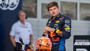 Een afbeelding van Max Verstappen, in zijn coureurs-uniform bij Red Bull Een afbeelding van Max Verstappen, in zijn coureurs-uniform bij Red Bull