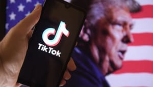 Een afbeelding van een mobiele telefoon met daarop het TikTok logo en Donald Trump op de achtergrond TikTok-bedrijf zonder winst stopt $300 miljoen in bitcoin en Trump-coin