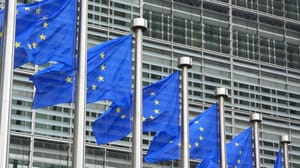 Een afbeelding van vlaggen van de Europese Unie voor het gebouw van de Europese Commissie van Brussel in België Een afbeelding van vlaggen van de Europese Unie voor het gebouw van de Europese Commissie van Brussel in België