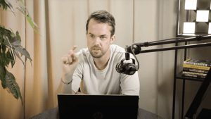 Michael vd poppe voor camera podcast