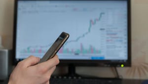 Trading grafiek telefoon pc Crypto Radar: HYPE knalt naar prijsrecord, terwijl markt worstelt