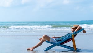 Man op strandstoel