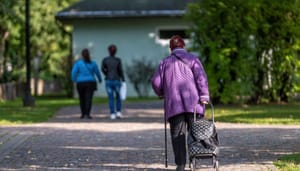Bejaarde vrouw Krypto-Betrug zerstört Ersparnisse: Verliebte Frau verliert 240.000 €