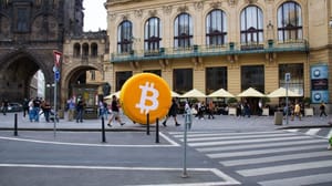 Bitcoin logo op straat
