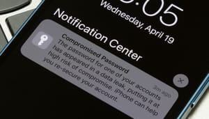 Een afbeelding van een Apple_iPhone melding dat een wachtwoord gevonden is in een datalek en aangepast moet worden