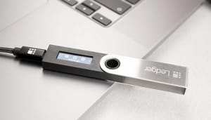 Een afbeelding van een Ledger Nano S, een bekende hardwarde wallet om crypto mee op te slaan