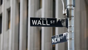 Ein Bild von einem Namensschild an der Wall Street, einer bekannten amerikanischen Straße, wo viele Aktien und auch Krypto-ETFs gehandelt werden.