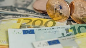 Een afbeelding van fysieke bitcoin cryptomunten op euro bankbiljetten