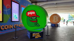 Een fysieke afbeelding van pepe coin (PEPE), een van de grootste memecoins van de cryptomarkt, op een crypto conferentie Een fysieke afbeelding van pepe coin (PEPE), een van de grootste memecoins van de cryptomarkt, op een crypto conferentie