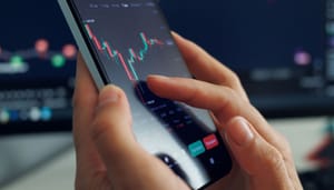 Telefoon koersgrafiek daling Ehemaliger Topmanager verkauft Millionen an Krypto – was steckt dahinter?