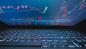 Trading koersgrafiek laptop XRP kan hard stijgen door 'golden cross', markt wacht op bevestiging