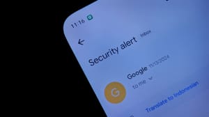 Een afbeelding van een security alert van Google, die aangeeft dat er mogelijk een veiligheidsbreuk is geweest Een afbeelding van een security alert van Google, die aangeeft dat er mogelijk een veiligheidsbreuk is geweest