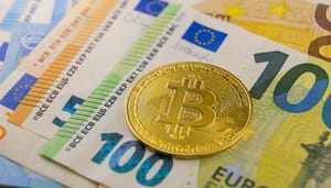 Foto van bitcoin munt en euro biljet