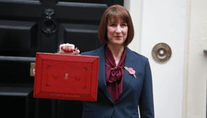 Rachel Reeves minister van Financiën met de iconische rode begrotingskoffer