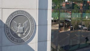 SEC logo op gebouw in de VS