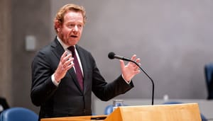 Foto van Minister David van Weel in de tweede kamer Minister warnt vor Krypto-Kriminalität – berechtigt?