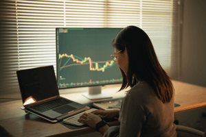 trader-laptop-grafiek-vrouw-koers Trader laptop vrouw koers grafiek crypto