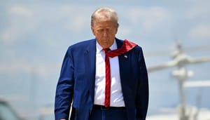 Een afbeelding van de Amerikaanse president Donald Trump die wegloopt van een helikopter, richting de camera Een afbeelding van de Amerikaanse president Donald Trump die wegloopt van een helikopter, richting de camera