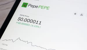 Een afbeelding van de cryptomunt pepe (PEPE) met daarbij een grafiek van een koers met een stijging, groen