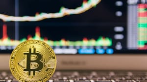 Een afbeelding van de munt van de grootste crypto bitcoin (BTC) met op de achtergrond een stijgende groene grafiek Een afbeelding van de munt van de grootste crypto bitcoin (BTC) met op de achtergrond een stijgende groene grafiek