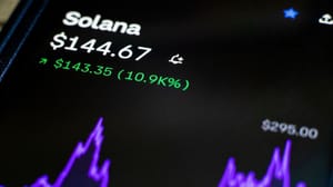 Een afbeelding van een pagina van Solana (SOL) op een cryptobeurs, met daarbij een hard gestegen koers en een solana prijs grafiek