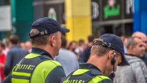 Een afbeelding van twee politieagenten in een menigte in Nederland. Afbeelding ter decoratie, niet de agenten in kwestie Een afbeelding van twee politieagenten in een menigte in Nederland. Afbeelding ter decoratie, niet de agenten in kwestie