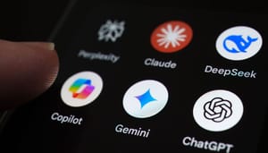 Een afbeelding van verschillende AI apps op een mobiele telefoon Een afbeelding van verschillende AI apps op een mobiele telefoon
