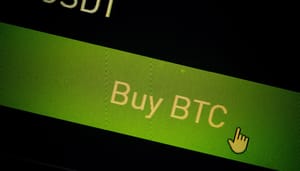 Een close up afbeelding van een 'koop bitcoin (BTC)' knop van een cryptobeurs op een beeldscherm