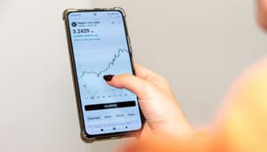 Een pagina van Ripple (XRP) op een cryptobeurs, met een bijbehorende grafiek van de XRP koers Een pagina van Ripple (XRP) op een cryptobeurs, met een bijbehorende grafiek van de XRP koers
