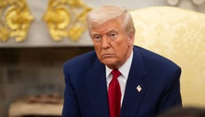 Een afbeelding van Trump in het Witte Huis met goud op de achtergrond