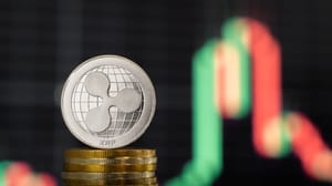 Een afbeelding van een Ripple_XRP munt met op de achtergrond een grafiek van de koers van XRP