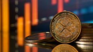 Een afbeelding van een XRP munt, een project van Ripple met op de achtergrond een rode, dalende koers