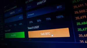 Een afbeelding van een bitcoin handelspagina op een cryptobeurs, met een prijs en een knop om BTC te verkopen