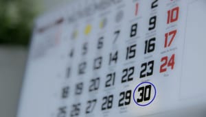 Een afbeelding van een kalender met een omcirkelde datum die belangrijk is Een afbeelding van een kalender met een omcirkelde datum die belangrijk is