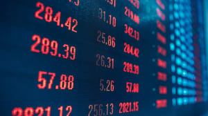 Een afbeelding van een scherm met zeer rood kleurende aandelen en crypto prijzen Een afbeelding van een scherm met zeer rood kleurende aandelen en crypto prijzen