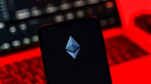 Een afbeelding van het Ethereum (ETH) logo met op de achtergrond een laptop met rode alarmerende kleuren en crypto pagina's Een afbeelding van het Ethereum (ETH) logo met op de achtergrond een laptop met rode alarmerende kleuren en crypto pagina's