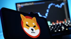 Een afbeelding van het logo van Shiba Inu (SHIB) met op de achtergrond een stijgende koers Een afbeelding van het logo van Shiba Inu (SHIB) met op de achtergrond een stijgende koers