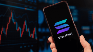 Solana logo op mobiel met dalende koersgrafiek