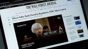 Een afbeelding van Janet Yellen, treasury secretary, die een aankondiging doet over de val van een grote bank op de frontpage van de wall street journal