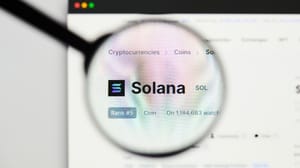 Een afbeelding van de cryptomunt Solana met daarbij de ticker SOL Een afbeelding van de cryptomunt Solana met daarbij de ticker SOL
