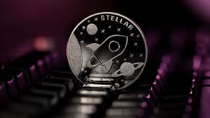Een afbeelding van de cryptomunt Stellar in een verlicht toetsenbord