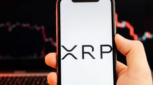 Een afbeelding van de cryptomunt XRP, met op de achtergrond een dalende koers