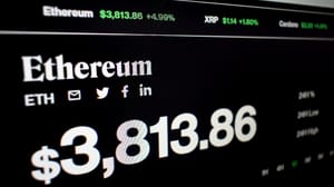 Een afbeelding van de cryptomunt ethereum, met een waarde van 3800 dollar en stijgende groene cijfers Een afbeelding van de cryptomunt ethereum, met een waarde van 3800 dollar en stijgende groene cijfers