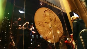 Een afbeelding van de munt van de Nobelprijs van Alfred Nobel in Stockhol, Zweden, bij het Nobel museum Een afbeelding van de munt van de Nobelprijs van Alfred Nobel in Stockhol, Zweden, bij het Nobel museum